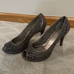 Adrianna Papell rhinestone gray/silver pumps